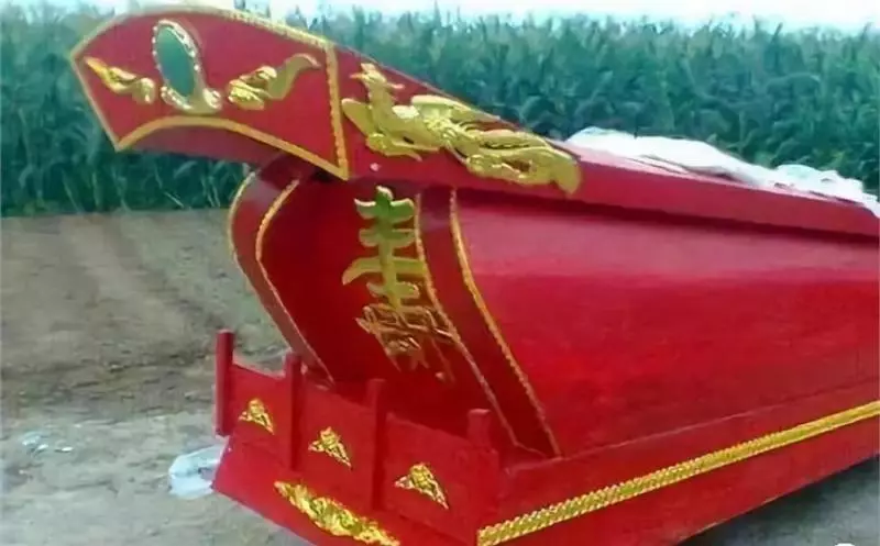 老婆難產走了,入土時兒子指指棺材,我心生疑惑,打開看後樂壞了