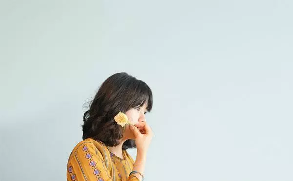 女兒拿我的手機給前夫發「重婚吧」,看到回復後我泫然淚下,晚上女兒一反常態:媽媽還有我