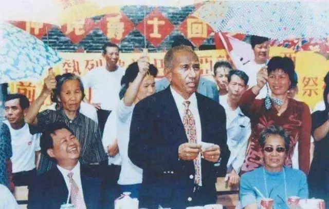 他被騙到海外,謀生成富豪,不僅娶了土著女兒為妻,兒子還成了總理