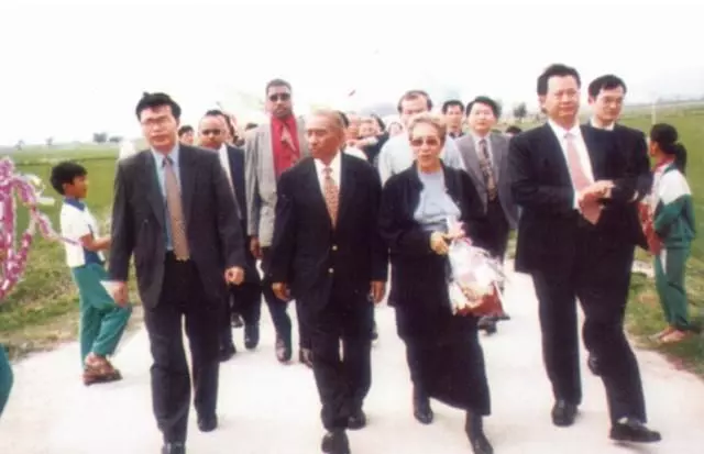 他被騙到海外,謀生成富豪,不僅娶了土著女兒為妻,兒子還成了總理
