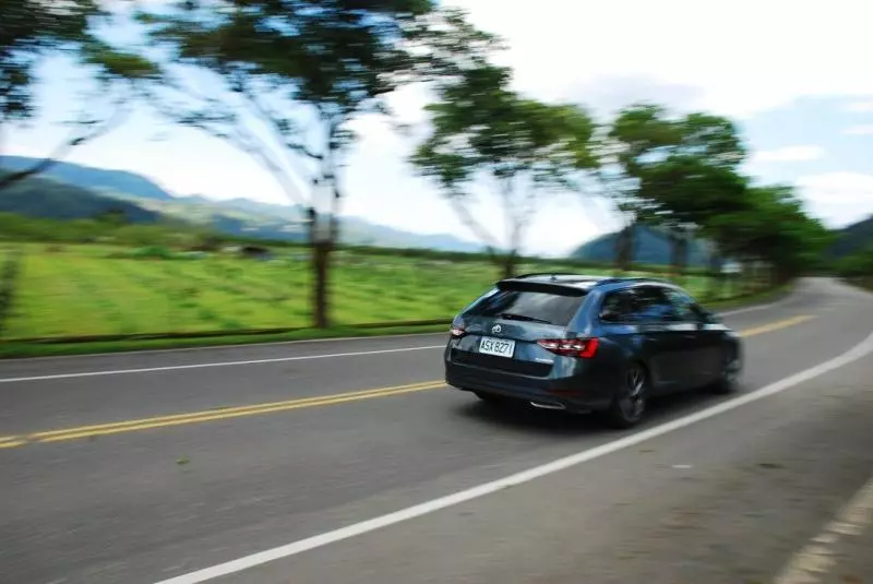 人妻的願望 2019年式 Superb combi sportline