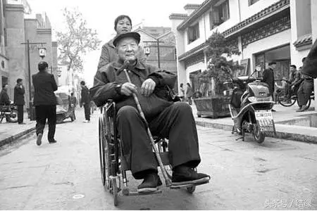 兒子將親媽掃地出門,只因媳婦陪婆婆去找了親生父母