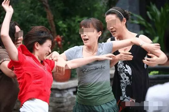 初次去有錢小姑子家做客,她端一碟水果後,妯娌氣哭我罵她欺負人