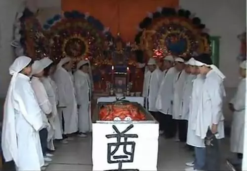 我深愛老公,他去世我為他守寡十年,翻到一段錄音,我砸了他遺像