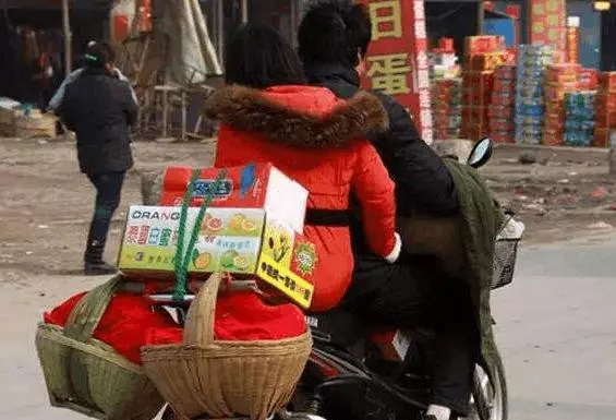 去岳父家接老婆恰好老婆出去了,剩我和岳父吃飯,他一舉動我傻了