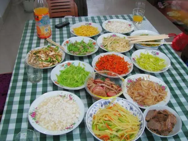 去岳父家接老婆恰好老婆出去了,剩我和岳父吃飯,他一舉動我傻了