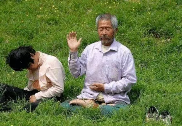 老人每天扛一女孩上山,早出晚歸,鄰居偷偷跟隨,看到倆人的姿勢他暗自佩服