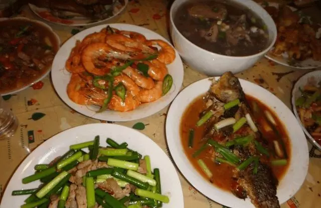 懷孕後老公再沒讓我做過飯,直到有天,收垃圾大嬸哭著叫我快離婚