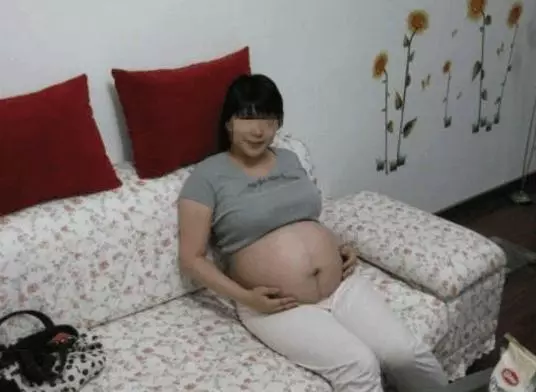 懷孕後老公再沒讓我做過飯,直到有天,收垃圾大嬸哭著叫我快離婚