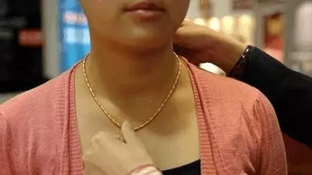 老公通知我家裡保險箱被撬,瞥了眼我媽的脖子,我從此不再回娘家