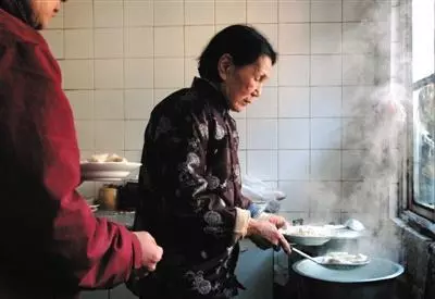 婆婆來照顧我坐月子,一餐飯兩個鍾都沒搞定,我走進廚房哭成淚人