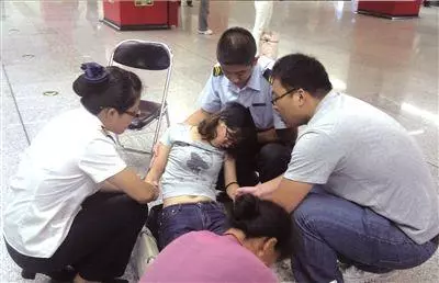 妹妹年薪百萬卻突然去世,妹夫立馬另娶,見著新娘我嚇得暈倒!