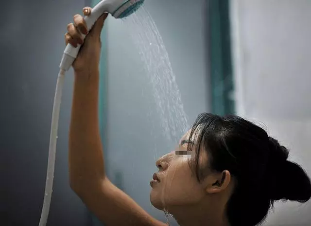 老婆加班回家第一件事就是洗澡,我扒開門縫後,想殺了老婆!