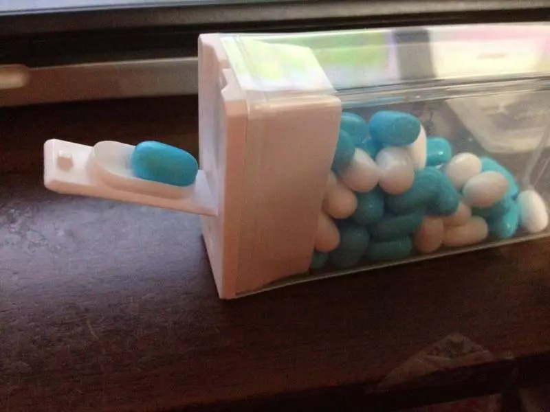飛機窗戶為什麼有小孔?25個我們過去都在亂用的「日常用品真正用途」