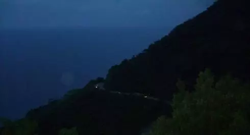 半夜走山路「聞到突然出現的濃鬱香味」,千萬記得閉緊嘴巴,否則...