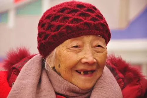 大娘吃碗面麵忘帶錢,被老闆打了一巴掌,大娘指了指身後,老闆頓時癱倒在地