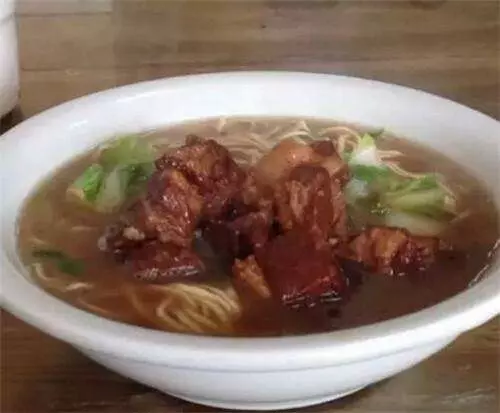 大娘吃碗面麵忘帶錢,被老闆打了一巴掌,大娘指了指身後,老闆頓時癱倒在地