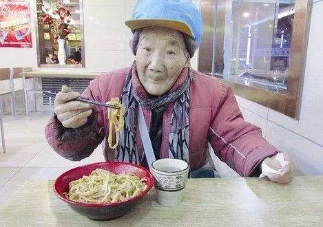 大娘吃碗面麵忘帶錢,被老闆打了一巴掌,大娘指了指身後,老闆頓時癱倒在地