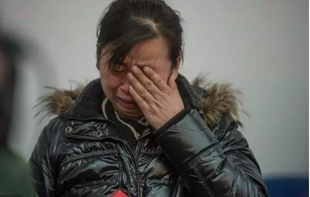 大娘吃碗面麵忘帶錢,被老闆打了一巴掌,大娘指了指身後,老闆頓時癱倒在地