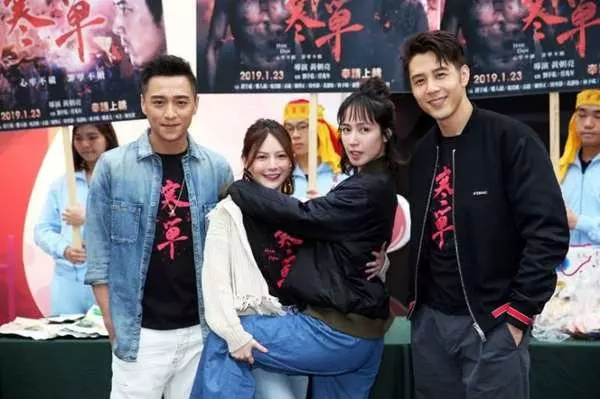 離婚5個月,鄭人碩鬆口認追小薰1個月,女方不避諱回應「感受到他的溫暖!」