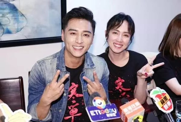 離婚5個月,鄭人碩鬆口認追小薰1個月,女方不避諱回應「感受到他的溫暖!」
