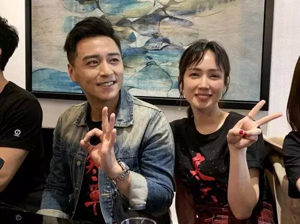 離婚5個月,鄭人碩鬆口認追小薰1個月,女方不避諱回應「感受到他的溫暖!」
