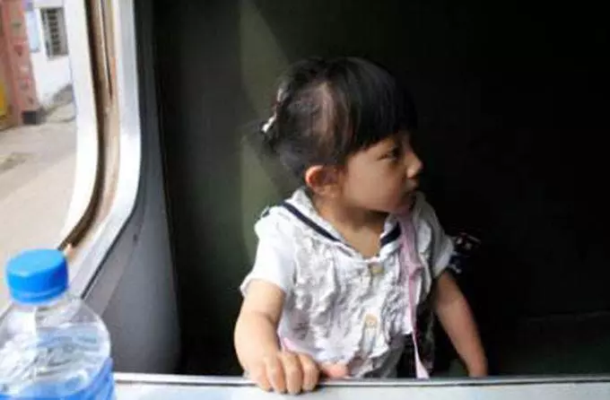 媽媽帶女兒坐火車,女兒用餐巾紙折了一隻鶴,乘務員一瞧,馬上報警