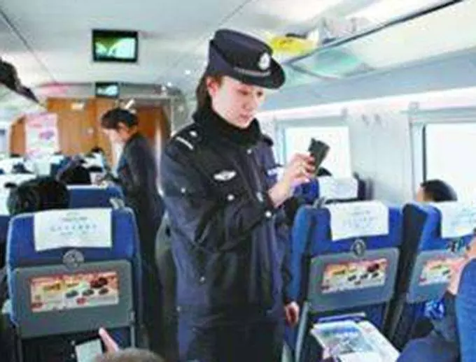 媽媽帶女兒坐火車,女兒用餐巾紙折了一隻鶴,乘務員一瞧,馬上報警