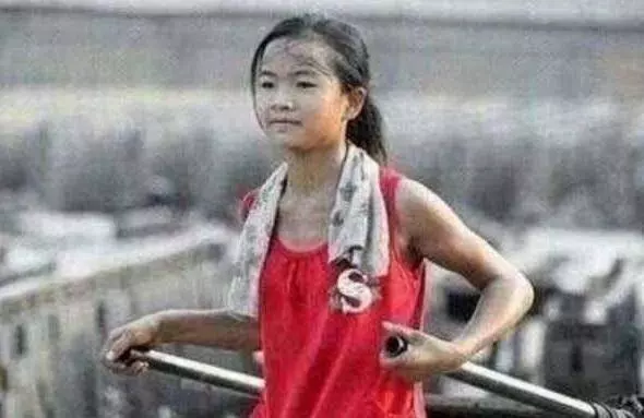 父逝母改嫁,10歲孤女頂著烈日搬磚,只為「養活阿公阿嬤」讓人看了好心酸!