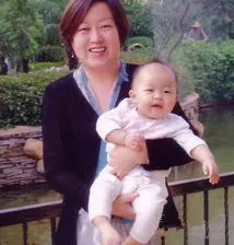 丈夫找來保姆照顧孩子,夜晚孩子不哭也不鬧,看完監控後讓兒子叫她「奶奶」