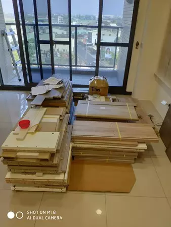 樂壞了!工地師傅裝修一半「老闆硬塞5萬鈔票」:年終獎金! 他爽PO上網「網友發現不對勁」