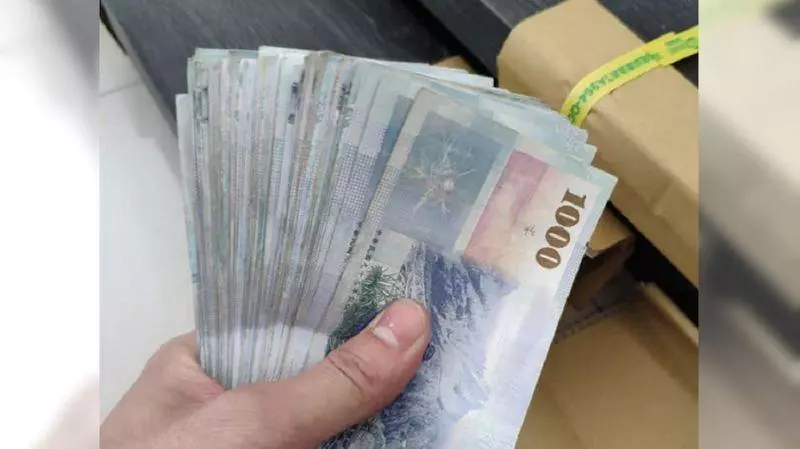 樂壞了!工地師傅裝修一半「老闆硬塞5萬鈔票」:年終獎金! 他爽PO上網「網友發現不對勁」