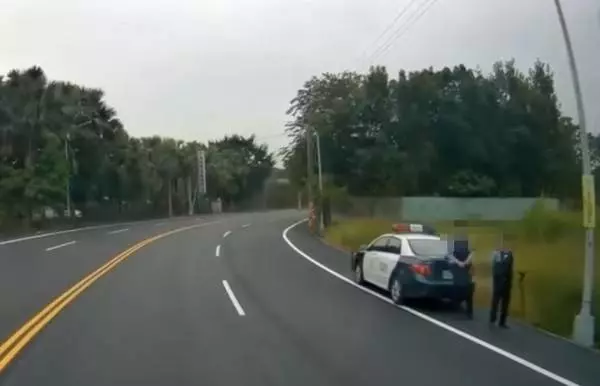 「對向車閃燈」先別生氣!看懂立刻省3600 網嘆:快失傳了