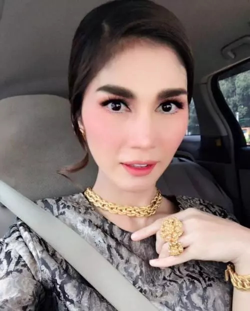 【發生在KL 購物廣場】 大馬名人助理當眾打女銷售員!女主角身份曝光~