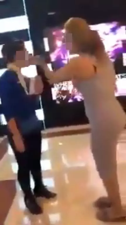 【發生在KL 購物廣場】 大馬名人助理當眾打女銷售員!女主角身份曝光~