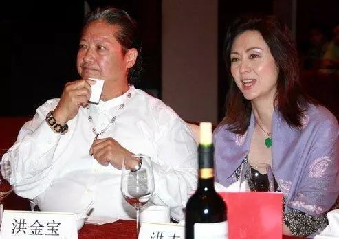 時間能把渣男變傳奇?洪金寶大方承認緋聞藏得好,感激老婆24年婚姻全靠忍…
