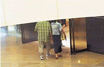 時間能把渣男變傳奇?洪金寶大方承認緋聞藏得好,感激老婆24年婚姻全靠忍…