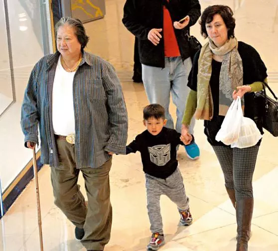 時間能把渣男變傳奇?洪金寶大方承認緋聞藏得好,感激老婆24年婚姻全靠忍…