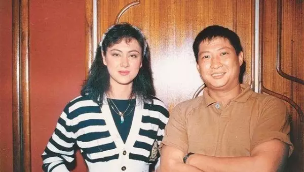 時間能把渣男變傳奇?洪金寶大方承認緋聞藏得好,感激老婆24年婚姻全靠忍…