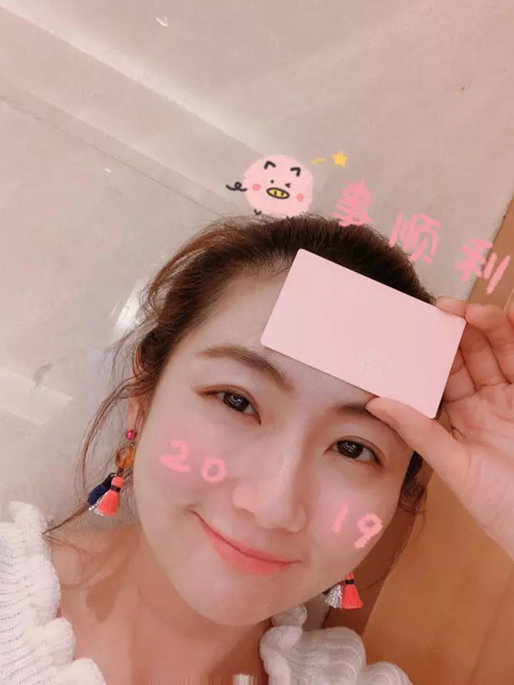 單身3年終開花!Selina被直擊「約會高帥男」甜依偎放閃,男方暖心提包「把她寵成小公主」❤