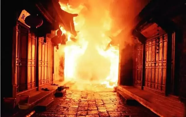 救了條正蛻皮的黑蛇,結果家裡險遭滅門時黑蛇回來報恩
