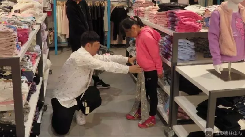 連續10年!NET封館「讓家扶兒免費挑衣服」,10年捐上億弱勢母落淚:「女兒第1次穿新衣...」