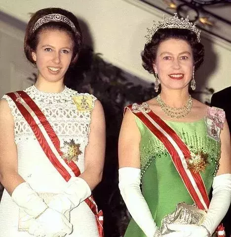 她花34年弄走黛安娜...好不容易爬上正位 卻成為「全英國地位最低下的皇室」連女王都不想正眼看她