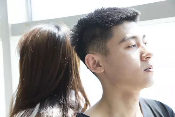 妻子總是加班!丈夫「懷疑有問題」,偶然看見妻子「換下的高跟鞋」卻讓他當場愣了!