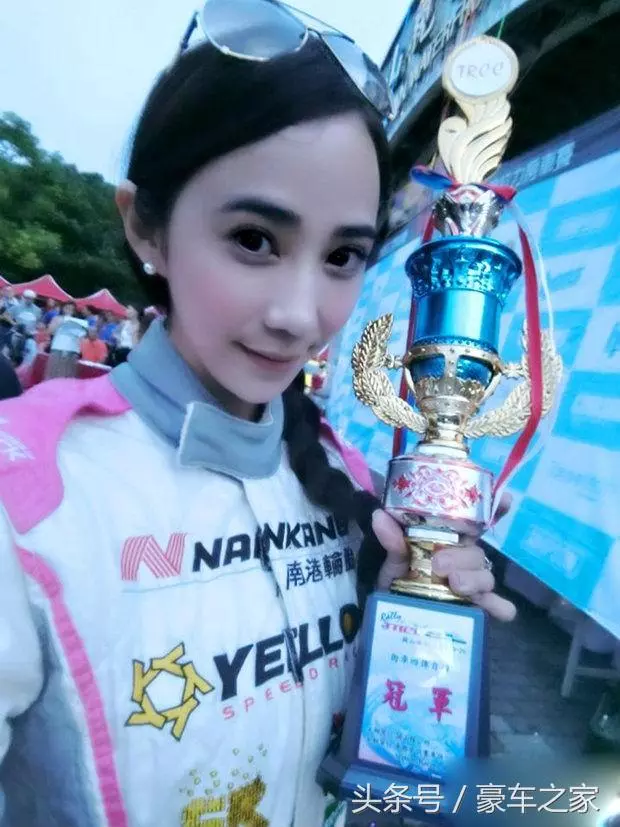 台灣最美性感女賽車手,身材好到爆,車技一級棒