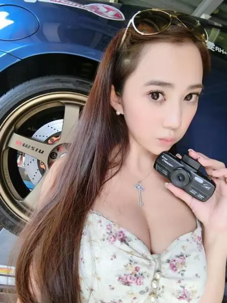 台灣最美性感女賽車手,身材好到爆,車技一級棒
