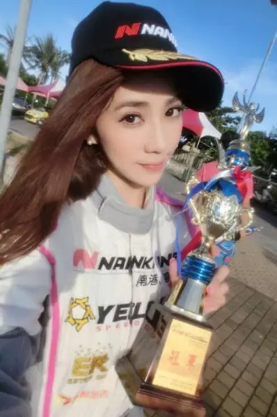 台灣最美性感女賽車手,身材好到爆,車技一級棒