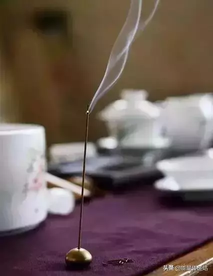 人與人不同,站的位置不同,處的角度不同,乾的工作不同,擔的責任不同。