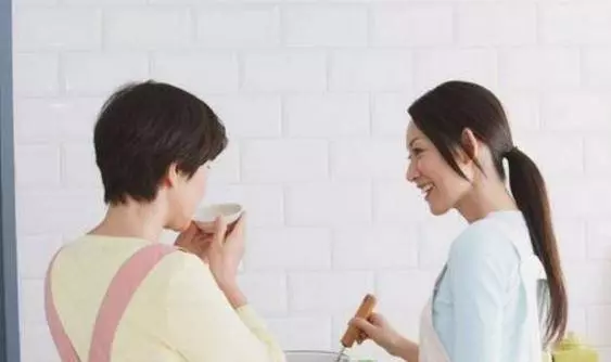 兒媳要接她媽來家長住,我沒答應,半夜聽到響聲我留下鑰匙回老家