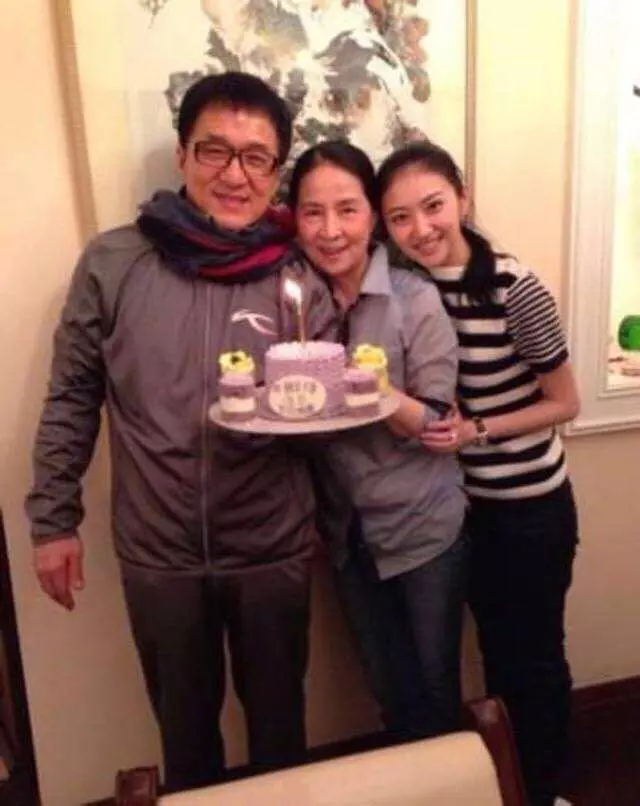 成龍為妻子林鳳嬌慶生:中年以後才知道,老婆才是最珍貴的人